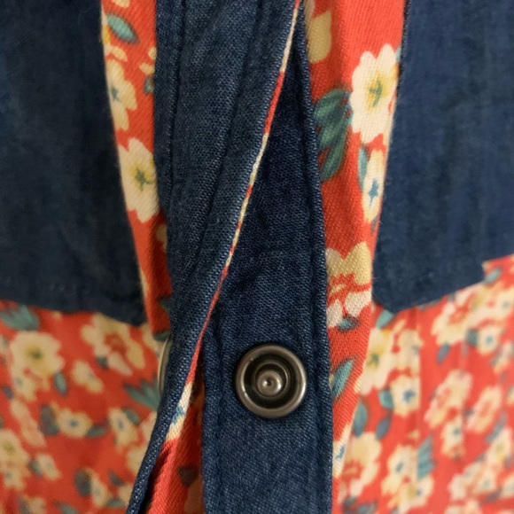 EUC Nollie Women’s Sleeveless Collared Rayon Floral Blouse in Red Floral - Picture 4 of 5